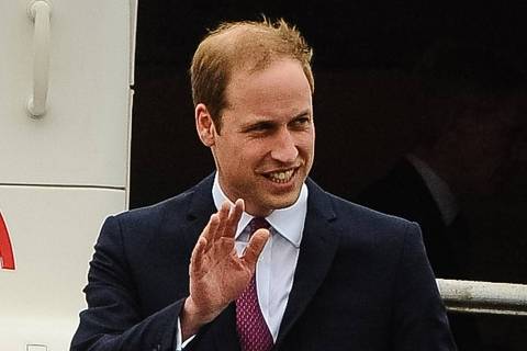 O príncipe William, e sua esposa a Duquesa de Cambridge, Kate Middleton, com o seu filho o príncipe George, durante o desembarque no aeroporto internacional de Wellington, em Wellington (Nova Zelândia). *** TOPSHOTS  Britain's Prince William (R) and his wife Catherine, carrying baby Prince George, wave upon their arrival at the international airport in Wellington on April 7, 2014.  William, Kate and their son Prince George are on a three-week tour of New Zealand and Australia.    AFP PHOTO / MARK TANTRUM